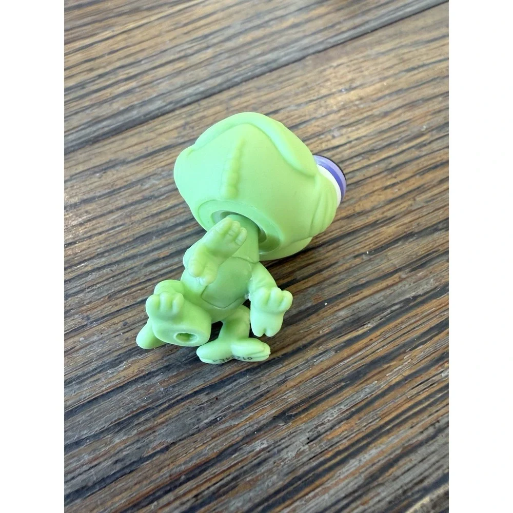 Littlest Pet Shop Authentic # 2399 Green Yellow Striped Chameleon Purple Eyes